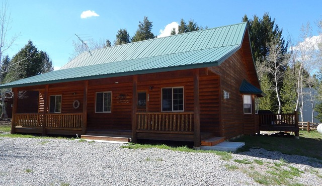 Cedar Rest is a Charming Cabin Just 17 Miles From Gates Of Yellowstone
