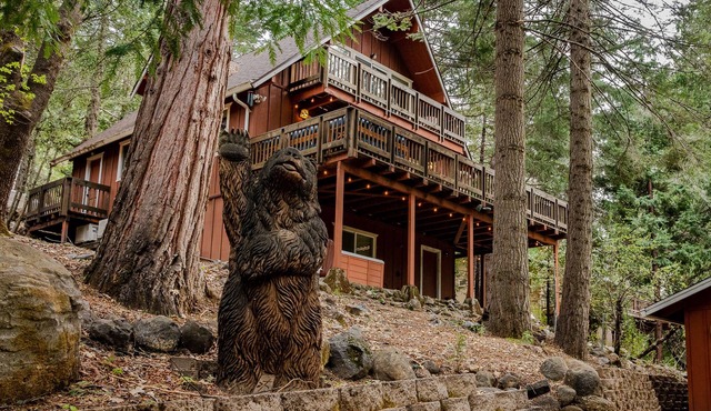 Cedar Retreat with Hot Tub, Sauna & Lake Access