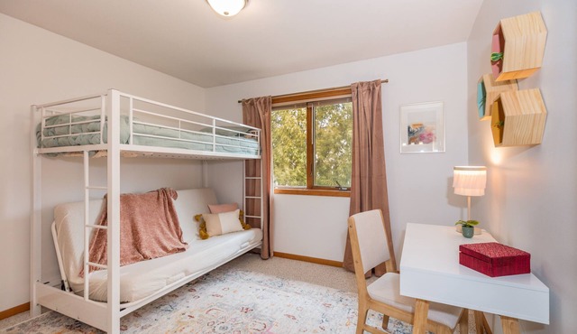 Cedar Ridge Rendezvous 4 Bedroom House with Adjacent Park