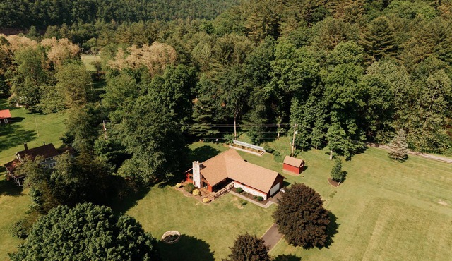 Cedar Run Cabin! Creekfront, Rail Trail, Large Yard, Mountain Views!