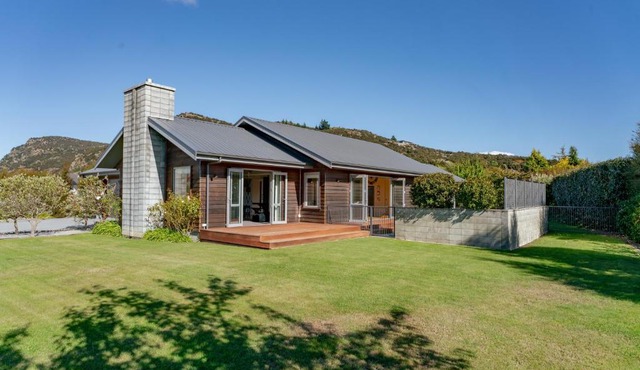 Cedar Sanctuary - Albert Town Holiday Home