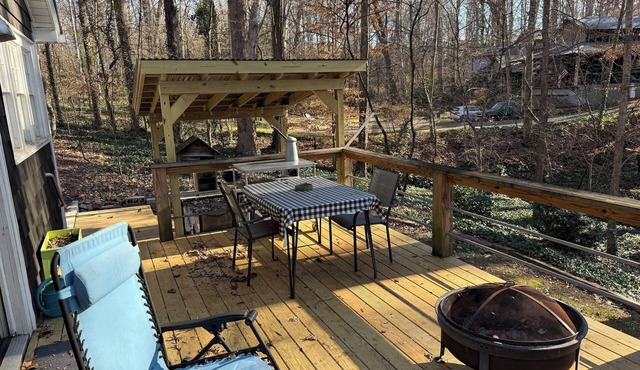 Cedar Shake Cabin, with Artsy decor.Sleeps 3,
