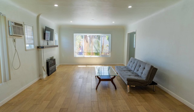 Cedar-Sinai Condo Perfect for Travelling Nurse or Professional