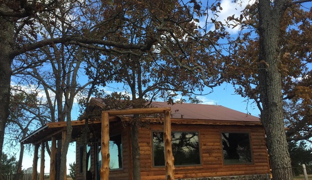 Cedar & Stone B&B, secluded, rustic-chic cabin close to Blue River. Tishomingo