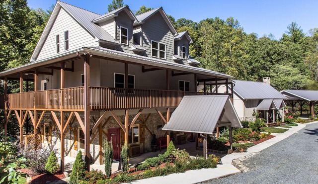 Cedar Suite: Mountain Getaway overlooking The Roaring River on the vineyard