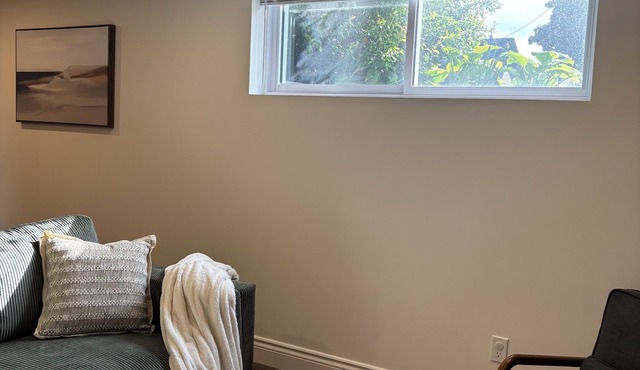 Cedar Suite - Patio, full kitchen & in-suite laundry