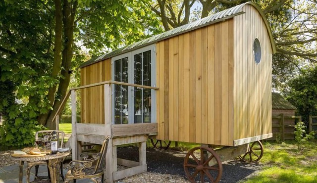 Cedar Tree is a compact yet luxurious shepherd’s hut for couples overlooking the North Wessex Downs.