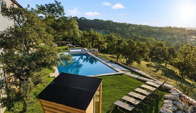 CEDAR TRUNK RANCH w Pool Sauna Pickleball & MORE