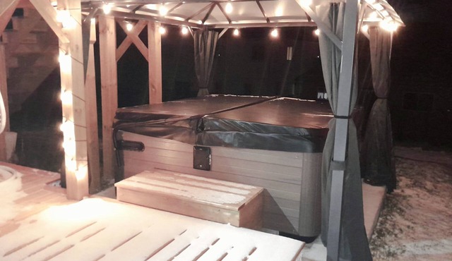 ❤ Cedar-View Studio with Hot Tub ❤n