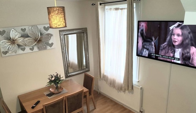 Cedar Villa - Inviting 5-Bed House in Chatham-