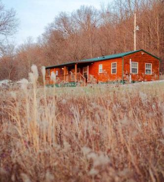 Cedar Wrapped Cozy Villa Cabin - 4 miles from Trails