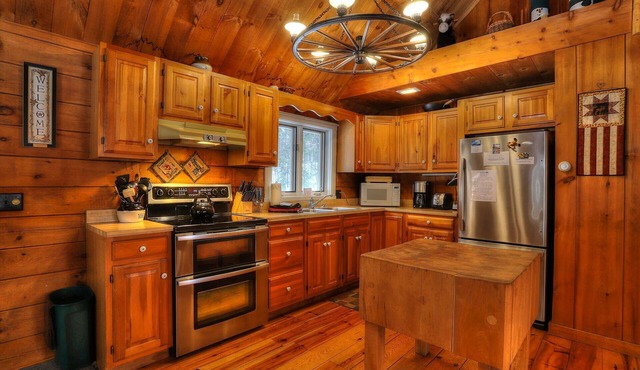 CedarDuft Cottage - Cozy log cabin right on the shores of Quimby Pond