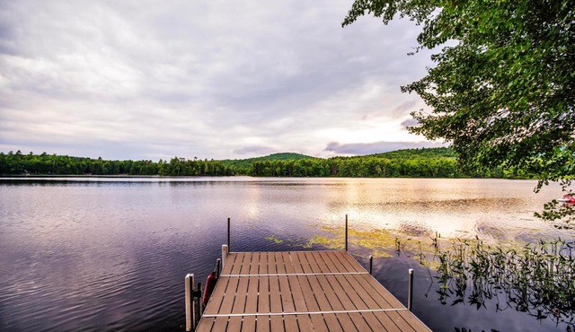 CedarHaus: Your Lakeside Retreat by Hills Pond
