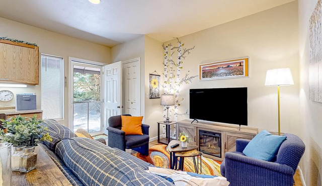 Cedars Hideaway B | Dog-friendly apartment in Stanwood with a fire table