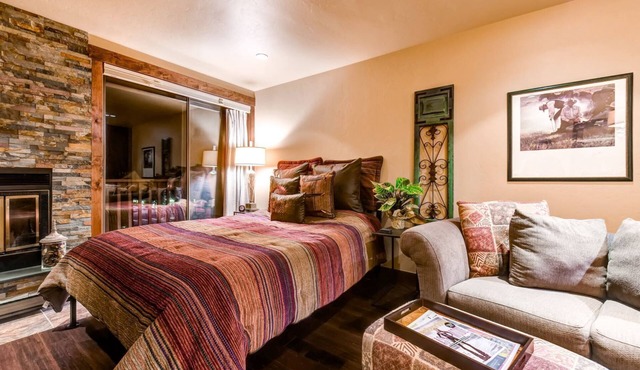 Cedars Lodge 318 Studio | 1 Block to Main St & Bus