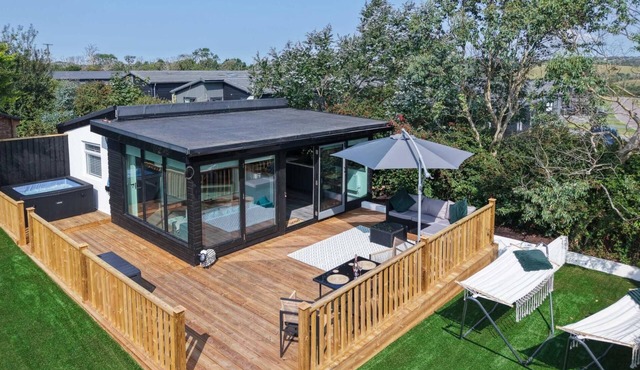 Cedars Lodge - Hot Tub - Penally - Tenby