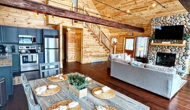 Cedars Log Home : Brand New Lake Front w Kayaks & Hot Tub!