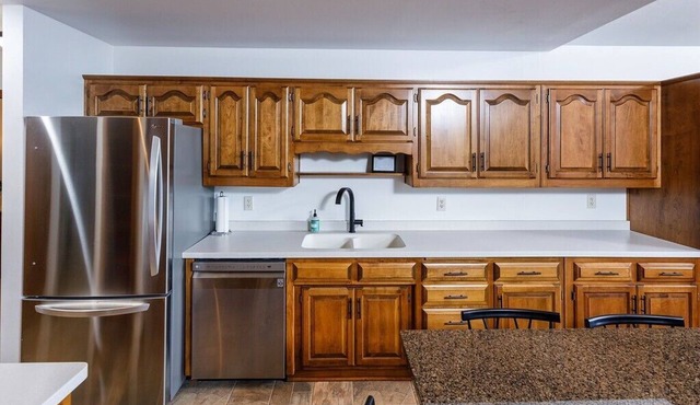 Cedarview Hideaway - Sleeps 10, Wooded Lot