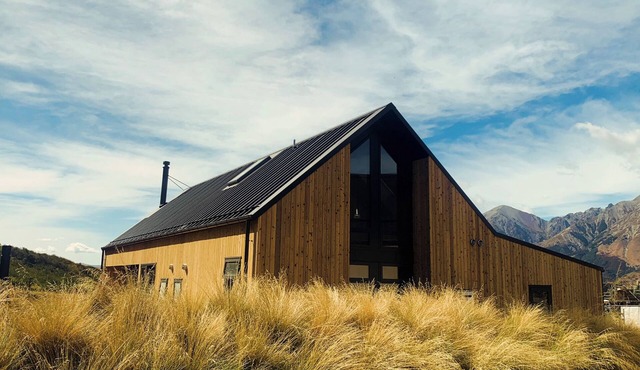 Cedarwood Retreat - Castle Hill Holiday Home