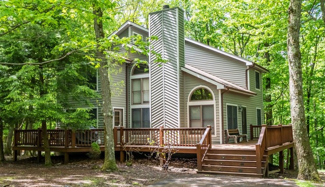 Cedarwoods | Hot Tub + Private Wooded Setting