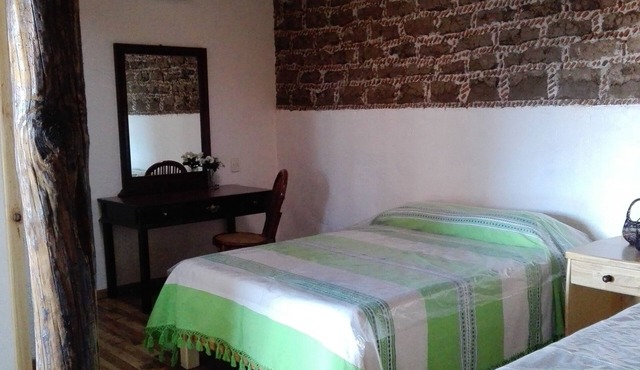 Cedro comfortable and cozy bedroom in 17th century house at 30 min. of Toluca