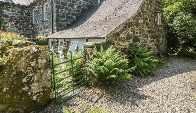 CEFN COCH ISAF, character holiday cottage in Porthmadog