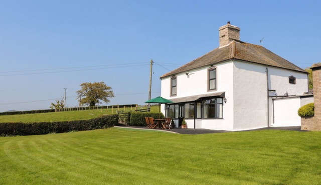 CEFN ISAF, pet friendly, character holiday cottage in Abergele