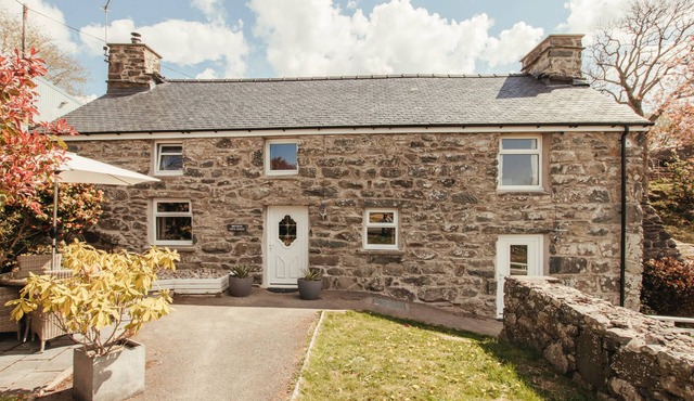 CEFN UCHAF COTTAGE, family friendly, with a garden in Llanbedr