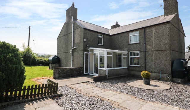 CEFN WERTHYD FARMHOUSE, pet friendly in Bontnewydd, Gwynedd