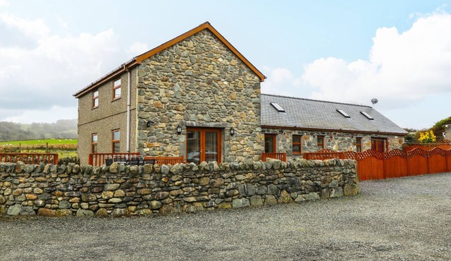 CEFN-YR-EFAIL, pet friendly, character holiday cottage in Porthmadog