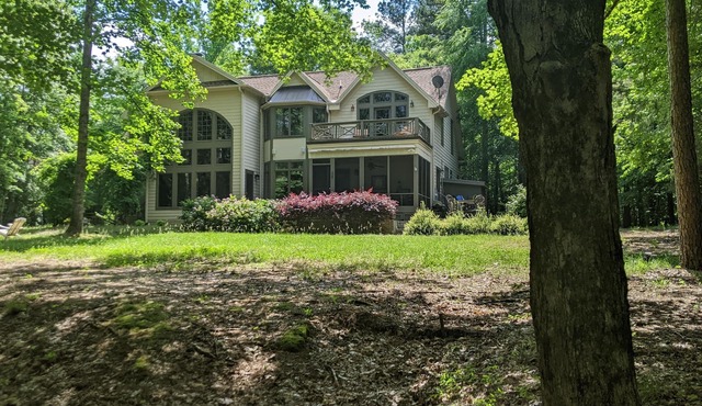 Celebrate Spring! Beautiful, custom Kerr Lake lodge home + private dock.