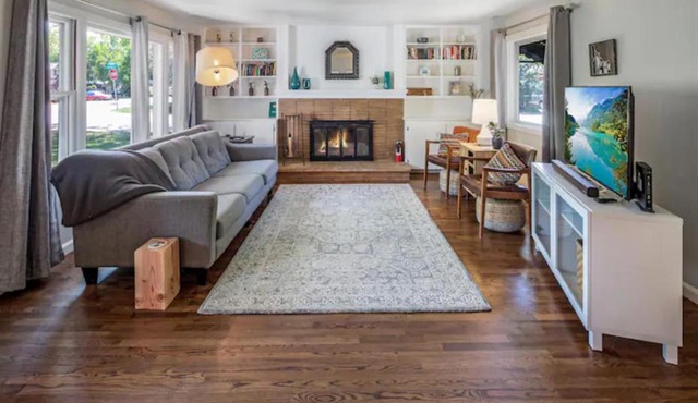 Celebration Chalet! Quant, cozy, a few blocks from BSU and close to downtown Boise, Fireplace, 4 beds, and seating for 6 Pets Welcome!