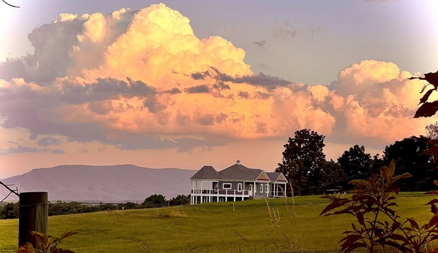Celebration Cottage with Mountain Views in beautiful Shenandoah County, Virginia