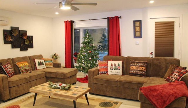 Cėleste cottage is 2 minutes walk to the beautiful sandy beach of Georgian Bay..