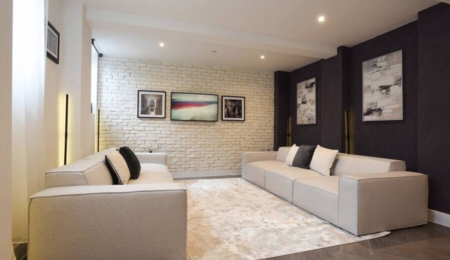 Cell Block 8 | Prison Flat | Sleeps 7 | with Parking