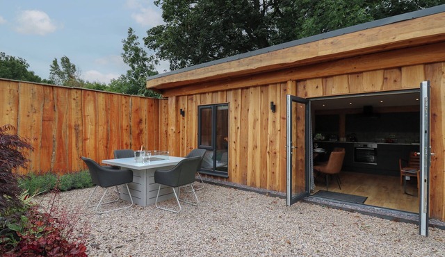 CELYN, pet friendly, character holiday cottage in Llangadfan