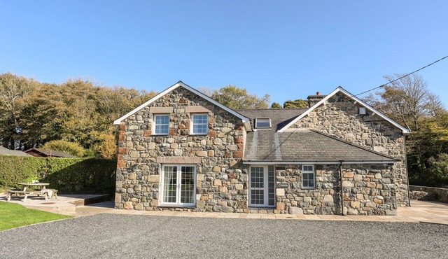 CENNIN, family friendly, with a garden in Criccieth