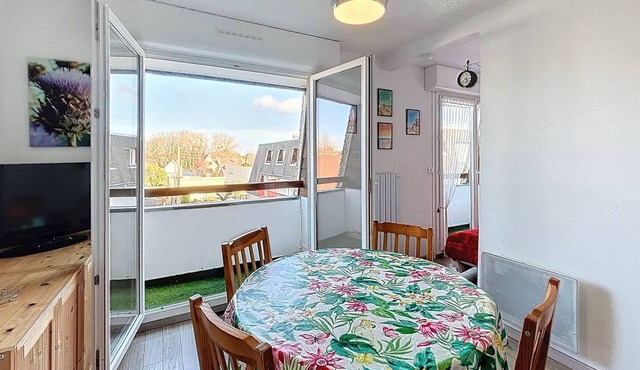 Central Studio with Balcony, Near Beach & Shops, Sleeps 4