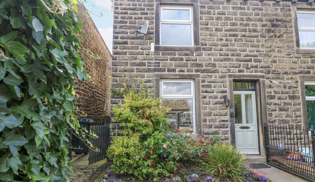 CENTENARY COTTAGE, pet friendly, character holiday cottage in Skipton