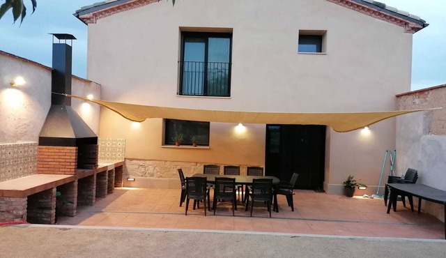 Centennial farmhouse with views of the natural area of l'Estany d'Ivars i Vila-sana!