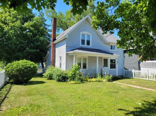Centennial House - Great Location with Lakeview!