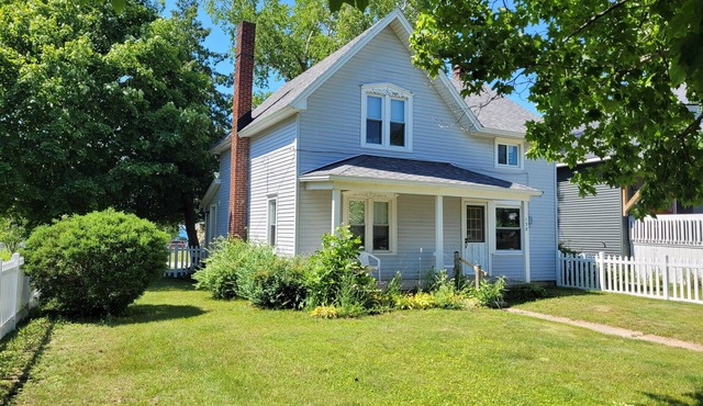 Centennial House - Historic Home with Lakeview! Just 2 blocks from Downtown and Beach!