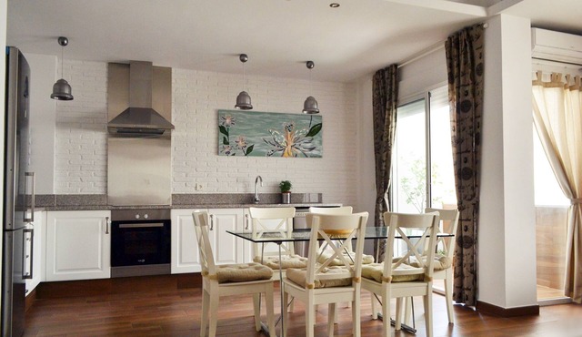 CENTER 8 guests/A.C./WIFI/PARKING/LUXURY/connected to all destinations
