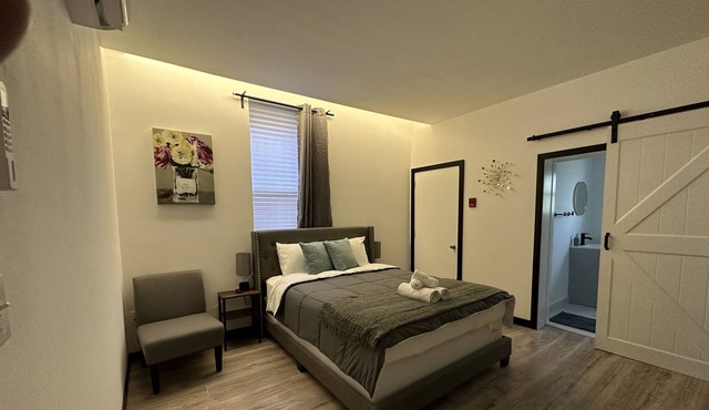 Center City Lovely & Cozy W/HD Streaming