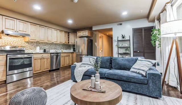 Center City - Spacious 2 Bedroom - Walk Everywhere