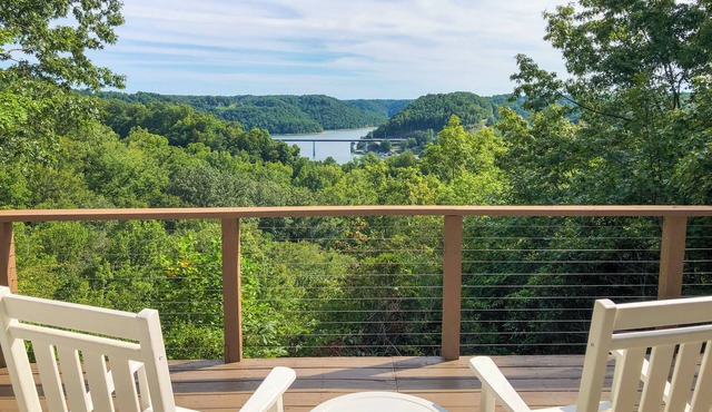 Center Hill Couples Retreat Cabin: Lake View, Deck