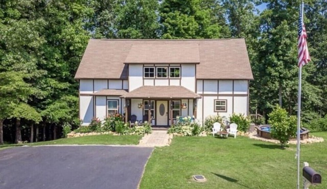 Center Hill Lake - 4 Bedroom, 2 Bath, Pool, Bonus Rm & Deck - 1 Hr to Nashville