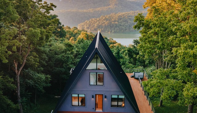 Center Hill Lake A-Frame - Lake View & Hot Tub