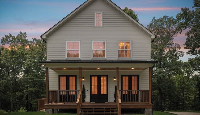 Center Hill Lake cabin w/hot tub. 5 mins to Pates Ford Marina