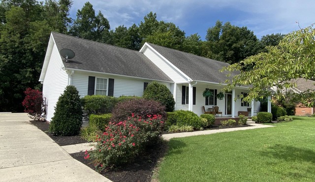 Center Hill Lake, family/pet friendly home on nearly 2 acres, sleeps 12-14